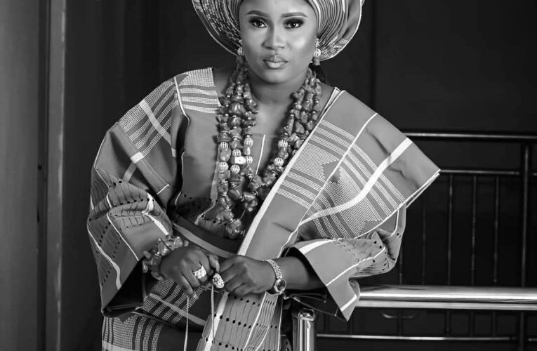 Yoruba Descriptive Female Names/Titles. (Orúkọ Àpọ́nlé àwọn Obìnrin)